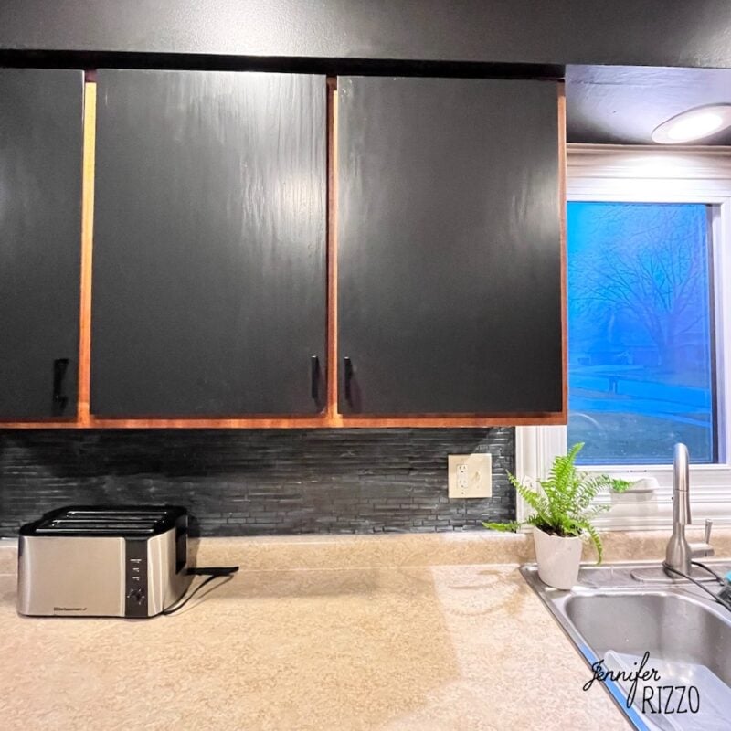 https://jenniferrizzo.com/wp-content/upload/2023/01/Painted-tile-backsplash-to-look-like-slate-800x800.jpg